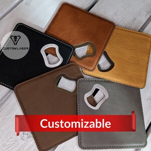 Puede incluir: Seis posavasos de cuero de diferentes colores con un recorte de abridor de botellas de metal en el centro. Los posavasos son personalizables. El texto "CUSTOM LASER" es visible en uno de los posavasos.