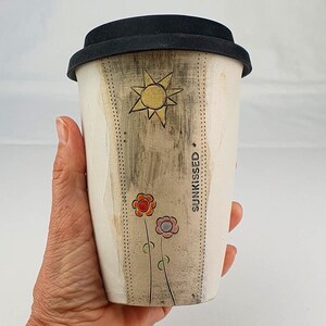 Kaffeebecher aus Keramik. Becher „to go“ mit wiederverwendbarem Silikondeckel, handgemachter Reisebecher „Sunkissed“