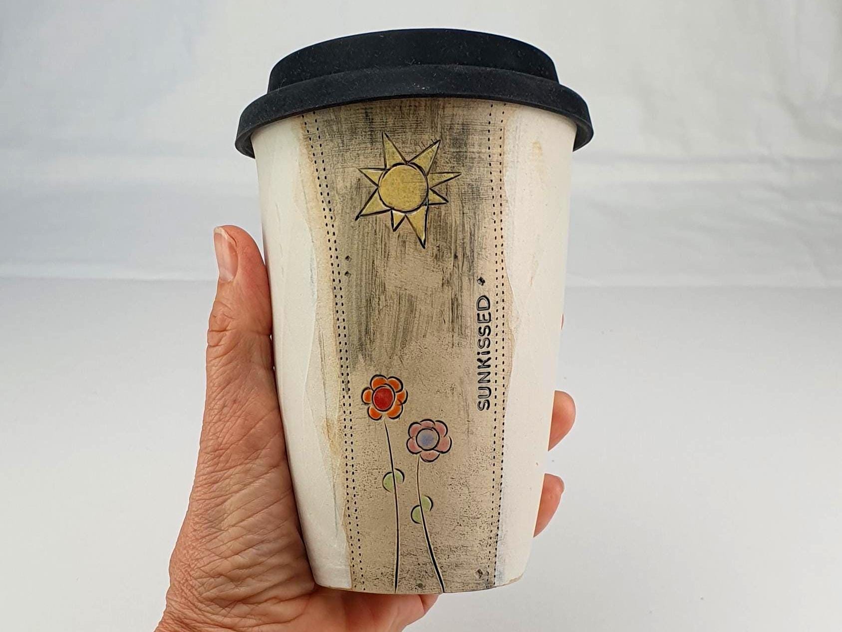 Kaffeebecher aus Keramik. Becher „to go“ mit wiederverwendbarem Silikondeckel, handgemachter Reisebecher „Sunkissed“