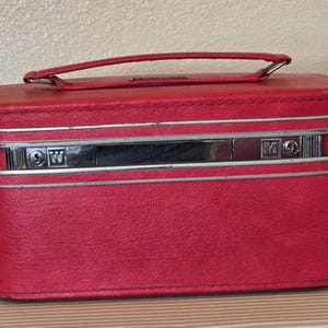 Vintage 1960s Samsonite Fashionaire train case by Marimekko. Iconic mod design, durable, and fabulous for travel or display!