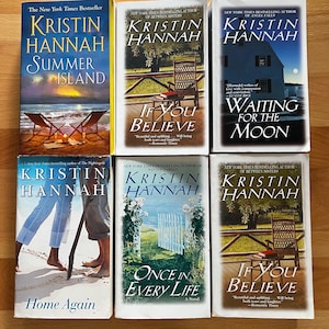 K&ouml;nnte beinhalten: Sechs Taschenb&uuml;cher von Kristin Hannah werden gezeigt. Die Cover zeigen Landschaftsillustrationen, wie einen Strand, ein Haus und einen Garten. Zu den Titeln geh&ouml;ren "Summer Island", "If You Believe" und "Waiting for the Moon".
