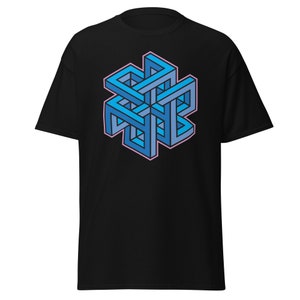 Può includere: Una maglietta nera con un design geometrico blu e rosa. Il design è un motivo complesso tridimensionale di forme intrecciate.
