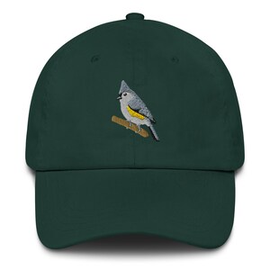 Op de afbeelding: Een set van drie keramische mokken met een gespikkelde, matte afwerking. De mokken zijn in de tinten crème, lichtgrijs en donkergrijs. Elke mok heeft een eenvoudig, minimalistisch ontwerp en een afgeronde handgreep. De mokken zijn op elkaar gestapeld.