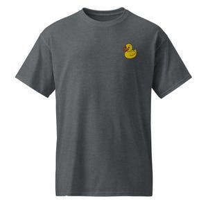 Może przedstawiać: Szary t-shirt z nadrukiem żółtej gumowej kaczki na lewej piersi.