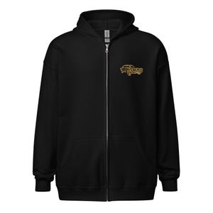 Peut inclure: Sweat-shirt à capuche noir avec une silhouette dorée d'une voiture classique sur la poitrine gauche.