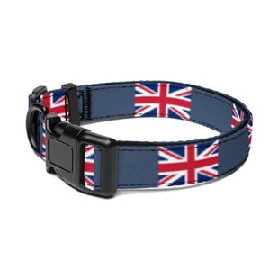 Op de afbeelding: Een blauwe hondenriem met een herhalend patroon van de Union Jack-vlag. De riem heeft een zwarte plastic gesp.