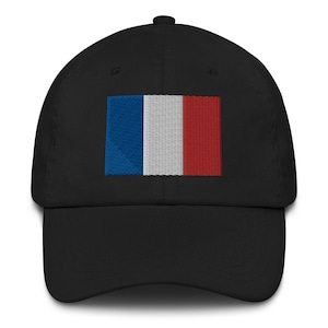 Könnte beinhalten: Eine schwarze Baseballkappe mit einer aufgestickten französischen Flagge auf der Vorderseite. Die Flagge ist blau, weiß und rot.