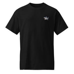 Może przedstawiać: Czarny T-shirt z małym haftowanym obrazkiem rekina na lewej piersi.