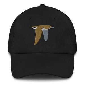 Puede incluir: Gorra de béisbol negra con un diseño bordado de un pájaro en vuelo. El pájaro tiene alas marrones y grises. La gorra tiene una visera curva y una correa ajustable en la parte trasera, adecuada para diferentes tamaños de cabeza.