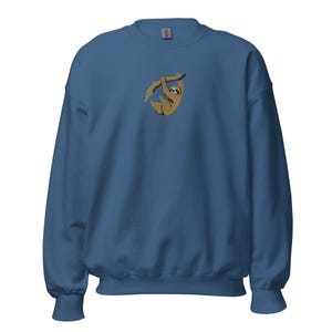 Op de afbeelding: Een blauwe sweater met ronde hals en een kleine, centraal geplaatste geborduurde afbeelding van een bruine luiaard die aan een tak hangt. Het kledingstuk heeft lange mouwen, een geribbelde kraag en geribbelde boorden aan de mouwen.
