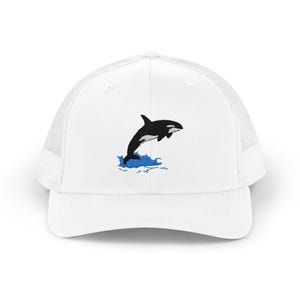 DONWILLISJRART シャチ刺繍入りスナップバックトラッカーハット、青い海から飛び出すシャチ、クールな海の生き物トラッカーキャップ