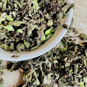 Heilige basilicumblaadjes, in het wild vervaardigd product, tulsi, gedroogde bladeren van Ocimum Tenuiflorum