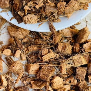 Puede incluir: Primer plano de un mont&oacute;n de virutas de coco marr&oacute;n. Las virutas son un material natural y org&aacute;nico utilizado para la jardiner&iacute;a y el envasado.