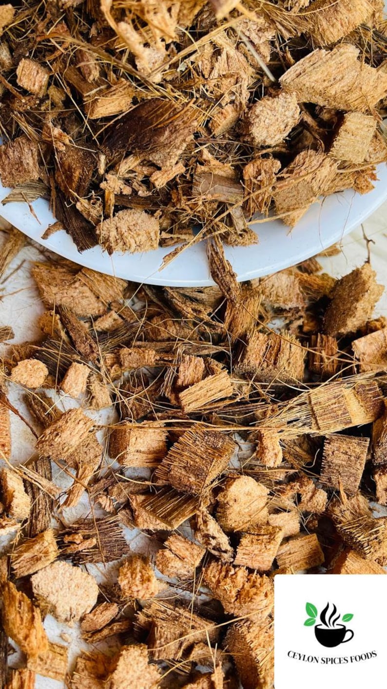 Puede incluir: Primer plano de un mont&oacute;n de virutas de coco marr&oacute;n. Las virutas son un material natural y org&aacute;nico utilizado para la jardiner&iacute;a y el envasado.