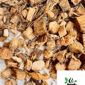 以下が含まれることがあります： 茶色のココナッツ繊維チップスの山をクローズアップ。チップスは、ガーデニングや植木鉢に使用する自然で有機的な素材です。