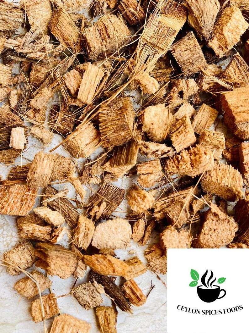 Puede incluir: Primer plano de un mont&oacute;n de virutas de coco marr&oacute;n. Las virutas son un material natural y org&aacute;nico utilizado para la jardiner&iacute;a y el envasado.