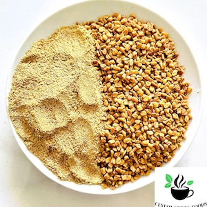 Puede incluir: Un plato blanco con dos secciones, una llena de polvo marr&oacute;n claro y la otra con semillas enteras de color marr&oacute;n dorado. La imagen incluye el logotipo de Ceylon Spices Foods en la esquina inferior derecha.