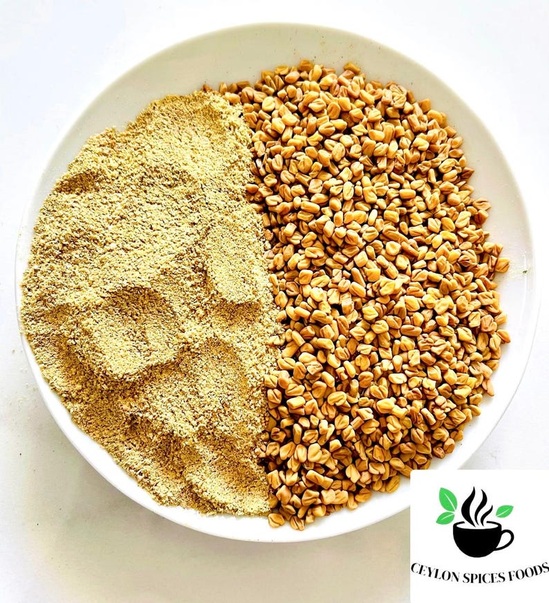 Puede incluir: Un plato blanco con dos secciones, una llena de polvo marr&oacute;n claro y la otra con semillas enteras de color marr&oacute;n dorado. La imagen incluye el logotipo de Ceylon Spices Foods en la esquina inferior derecha.