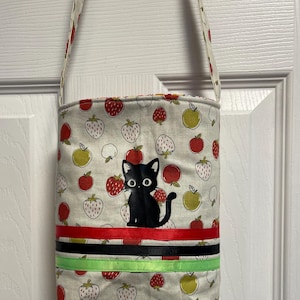 Sac à bandoulière pour petite fille avec des fraises, des rubans de satin et un adorable petit chaton. Fait main avec amour.