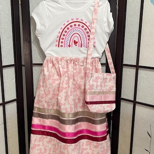Jupe en ruban et sac à bandoulière petite fille 100 % coton, rubans de satin, rose clair avec arc-en-ciel, jupe de pow-wow. Fait main avec amour.