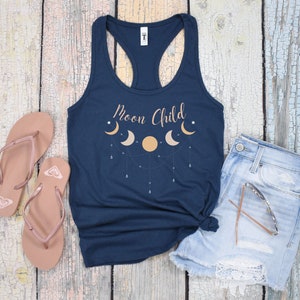 Mondkind, Frauen Racerback Tank, Yoga Kleidung, Meditation Shirt, Mond und Sterne, Sternzeichen, Vollmond, Halbmond, Mond Vibes,