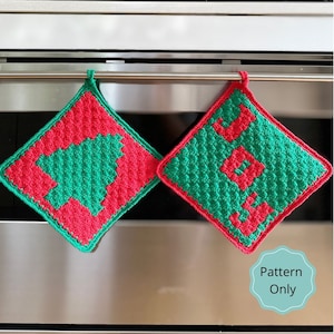 Puede incluir: Dos agarraderas de olla de ganchillo colgadas de una rejilla de horno. Una agarradera es verde con un diseño de corazón rojo, y la otra es roja con un diseño geométrico verde. El texto "Pattern Only" está escrito en un círculo turquesa en la esquina inferior derecha de la imagen.