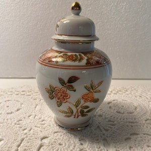 Beautiful Vintage Andrea by Sadek Japanese Hand Painted Ginger Jar / Porcelain Urn with lid.
