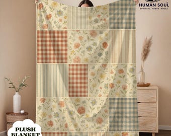 Könnte beinhalten: Eine Plüschdecke mit Patchwork-Design. Die Decke hat Quadrate mit Blumen-, Streifen- und Vichy-Mustern in Creme-, Orange- und Blautönen. Der Text "PLUSH BLANKET" ist unten links aufgedruckt.