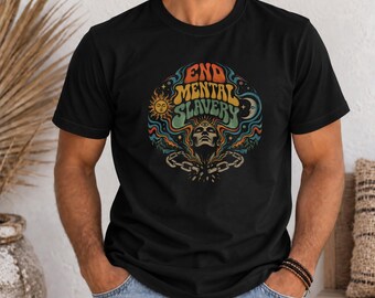 Könnte beinhalten: Ein schwarzes Kurzarm-T-Shirt mit einem farbenfrohen Grafikdruck auf der Brust. Das Design zeigt den Text END MENTAL SLAVERY über einem stilisierten Gesicht mit offenem dritten Auge, umgeben von Sonne, Mond und zerbrochenen Metallketten.