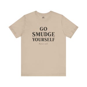 Maglietta "Go Smudge Yourself": abbigliamento spirituale e divertente da strega immagine 8