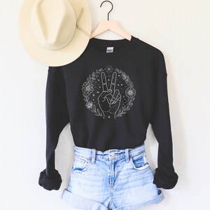 Celestial Peace Fingers Sweatshirt - Friedenssymbol Shirt - Botanische Friedenszeichen - Friedenshand - Friedensliebe spirituelle Kleidung