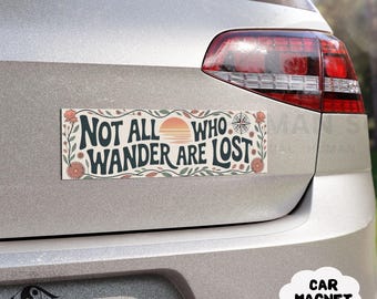 Imán inspirador para coche: "No todos los que vagan están perdidos". Vinilo decorativo de viaje.