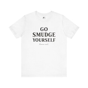 Maglietta "Go Smudge Yourself": abbigliamento spirituale e divertente da strega immagine 5