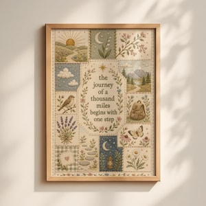 Può includere: Opera d'arte incorniciata con un design patchwork, con scene naturali ricamate, tra cui un'alba, montagne e fiori. L'opera d'arte include il testo: "il viaggio di mille miglia inizia con un passo."