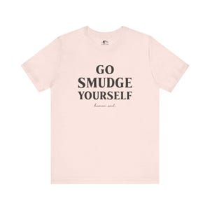 Maglietta "Go Smudge Yourself": abbigliamento spirituale e divertente da strega immagine 6