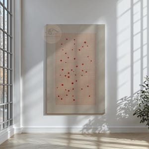 Könnte beinhalten: Ein rechteckiges Kunstwerk mit beigem Hintergrund und Gittermuster. Zahlreiche rote Punkte unterschiedlicher Größe sind über die Oberfläche verteilt. Das Kunstwerk wird an einer weißen Wand in einem gut beleuchteten Raum präsentiert, was eine minimalistische Ästhetik schafft.