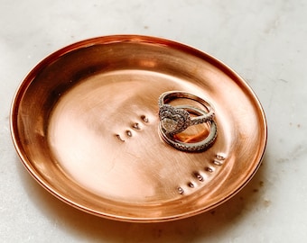 Plato de cobre para anillos, bandeja para baratijas, recuerdo de boda, plato para anillos con monograma personalizado, plato para llaves grabado personalizado para el séptimo aniversario