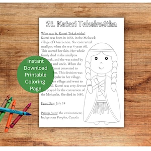 Puede incluir: Una página para colorear en blanco y negro con un retrato de Santa Kateri Tekakwitha, una santa nativa americana. El texto en la página incluye información sobre su vida y legado. El texto dice: "¿Quién fue Santa Kateri Tekakwitha? Kateri nació en 1656, en el pueblo mohawk de Ossernenon. Contrajo la viruela cuando tenía 4 años. Esto le dejó cicatrices en la piel. Toda su familia murió de viruela, y fue criada por ... y su tío. Cuando ella ... Kateri se convirtió al ... Esta decisión fue popular en su pueblo. ... su pueblo y fue a ... Kateri era muy devota ... rezó por la conversión de los mohawks. Murió en 1680. Día de la Fiesta: 14 de julio Patrona: el medio ambiente, los pueblos indígenas, Canadá"