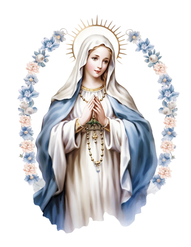 Puede incluir: Ilustraci&oacute;n de una mujer con velo blanco y capa azul, con aureola dorada y rosario. Est&aacute; rodeada por una corona floral de flores azules y rosas. La mujer tiene las manos juntas en oraci&oacute;n.