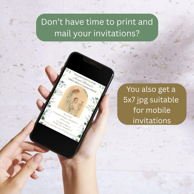 Puede incluir: Un tel&eacute;fono inteligente negro que muestra una invitaci&oacute;n digital para la primera comuni&oacute;n con una ilustraci&oacute;n en acuarela de un ni&ntilde;o, detalles de follaje verde y el texto "Please join us for Joseph Michael's First Holy Communion".