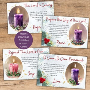 Puede incluir: Tarjetas de Adviento con ilustraciones de acuarela de velas, vegetación y texto. Las tarjetas presentan frases como "El Señor viene", "Prepara el camino del Señor" y "O Come, O Come Emmanuel". También es visible un círculo morado con el texto "Descarga instantánea Tarjetas de Adviento imprimibles".