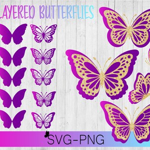 Puede incluir: Ocho archivos SVG y PNG de mariposas de purpurina dorada y morada en capas. Las mariposas est&aacute;n en varios tama&ntilde;os y posiciones. El texto "8-LAYERED BUTTERFLIES" y "SVG-PNG" est&aacute; en la parte superior e inferior de la imagen.