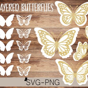 Puede incluir: Ocho archivos de corte de mariposa en capas en blanco sobre un fondo de madera. El texto "8-LAYERED BUTTERFLIES" est&aacute; en la parte superior de la imagen. El texto "SVG-PNG" est&aacute; en la parte inferior de la imagen.