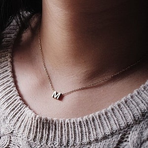 Minimalista, uma carta para mulheres. Colar com primeira letra do nome. Presente para ela. Escolha Ouro, Ouro Rosa e Prata. Monograma