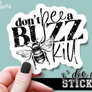 Könnte beinhalten: Ein weißer, gestanzter Aufkleber mit dem Satz "don't be a BUZZ KILL" in Schwarz, mit einer detaillierten Illustration einer Biene. Der Aufkleber ist ca. 10 cm groß und hat einen schwarzen Rand.