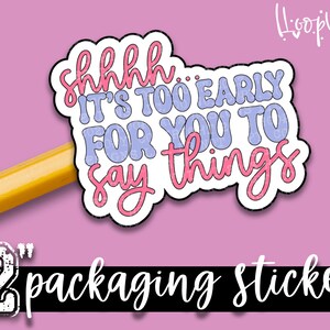 Shhhh... É muito cedo para você dizer coisas - Adesivos de embalagem de dia feliz - Adesivo de marca de 2 polegadas para pequenas lojas - Compre adesivos pequenos