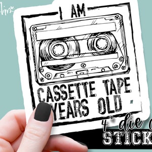 I Am Cassette Tape Years Old - Lustiger Laptop oder Wasserflasche Becher 4 Zoll Aufkleber - Vinyl wasserdichter Aufkleber