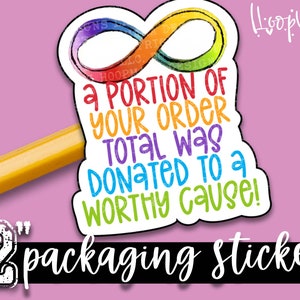 Könnte beinhalten: Ein 5 cm großer Aufkleber mit einem Regenbogen-Unendlichkeitszeichen und dem Text "Ein Teil Ihrer Bestellung wurde für einen guten Zweck gespendet!"