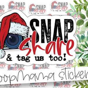 Compartilhe e marque-nos também! - Chapéu de Papai Noel Snap & Share Adesivos de mídia social - Adesivo de marca de 2 polegadas para pequenas lojas - Compre adesivos pequenos