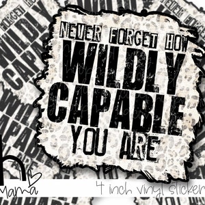 Op de afbeelding: Zwart-witte vinyl sticker met een verweerde, grunge-look. De sticker heeft een luipaardprint achtergrond met de tekst "Vergeet nooit hoe ongelooflijk capabel je bent." De sticker is 10 cm in diameter.